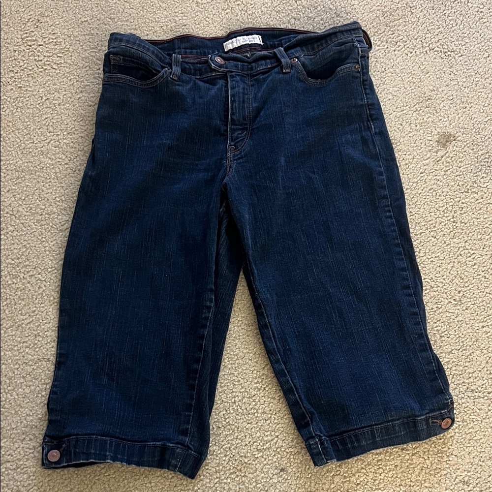 Levi’s 548 Perfectly Slimming dark blue capri jeans